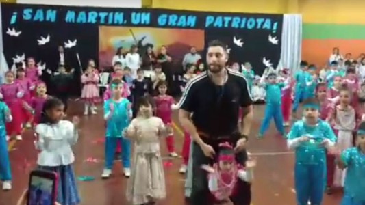 La historia detrás del maestro que ayudó a una alumna a bailar y conmueve a los argentinos
