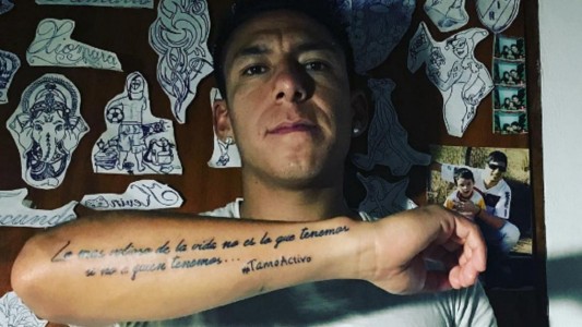 Brian Sarmiento se tatuó una frase con un error de ortografía y hubo polémica en Instagram