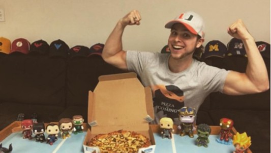 El joven que pasó un año comiendo pizza: mirá las transformaciones de su cuerpo