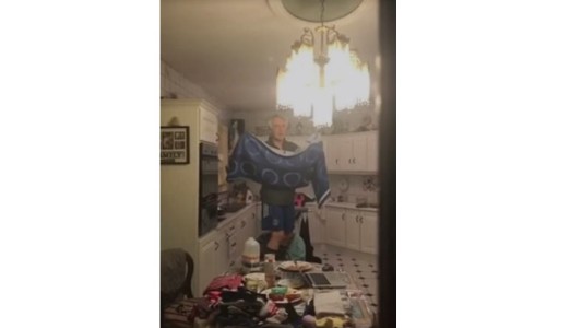 #BatDad: Se metió un murciélago en la casa, grabó todo en un video y se hizo súper viral