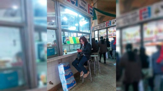 La doble de Cristina Kirchner que come pizza al paso en Tucumán