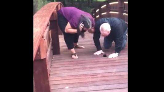 De no creer: le estaba pidiendo casamiento a su novia, los anillos se le cayeron al río y el blooper es FUROR en las redes