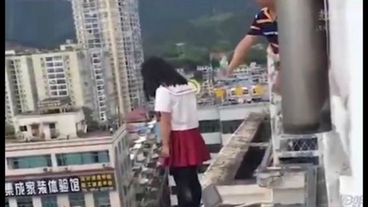 Profesor coraje: el heroico video de un maestro que arriesgó su vida para evitar que su alumna salte desde un edificio