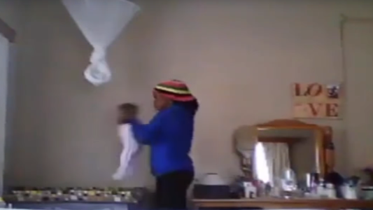 Indignante: una mujer puso una cámara oculta para ver como trataba la niñera a su beba y se llevó una desagradable sorpresa