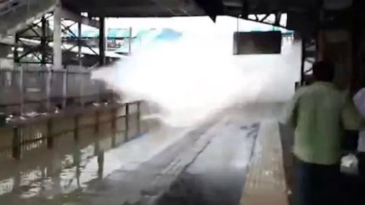 Video: un tren a toda velocidad provocó una ola gigante en una estación de la India