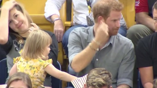 #Video Esta nenita le roba el pochoclo al príncipe Harry y su reacción se hace viral