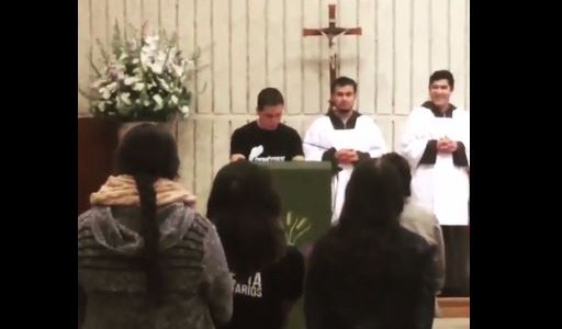 Un hincha pidió en plena misa que la Selección Peruana clasifique al Mundial y se volvió viral
