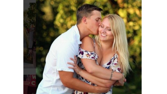 Buscó un acompañante para una boda en Twitter y terminó comprometiéndose con él