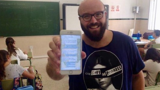 Un docente se volvió viral por enseñar historia a través de un grupo de WhatsApp