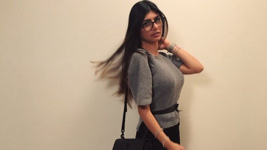 Expulsaron a la estrella porno Mia Khalifa de un partido de béisbol en Estados Unidos