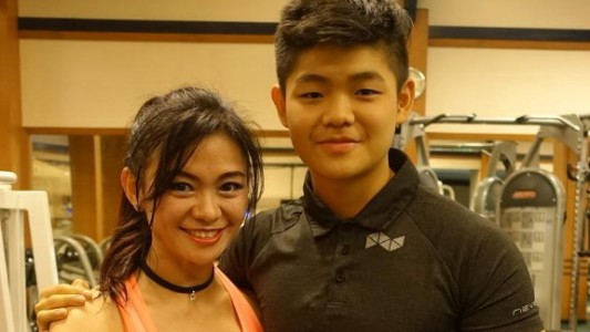 La increíble madre que parece la "hermana" de sus hijos