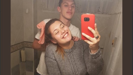 Estas foto de una pareja en el baño se volvió viral por un curioso detalle que aparece detrás de ellos