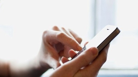 La original estrategia de un chico para pedirle el teléfono a una chica que conoció en el colectivo