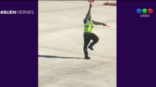 El baile viral del empleado de un aeropuerto