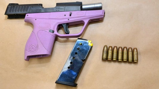 Arrestan a pandillera y en redes sociales se ofrecen a pagarle la fianza: "No sé quien es más linda, si ella o el arma"