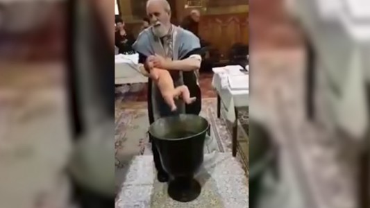 Un sacerdote maltrató a un bebé durante un bautismo porque no paraba de llorar