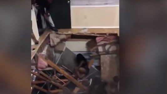 Video: colapsó el suelo de un departamento en medio de una fiesta de estudiantes