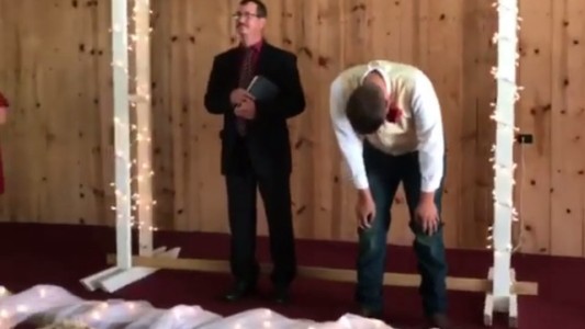 #VideoViral El novio se quiebra de emoción ante la sorpresa que recibe mientras su novia camina hacia el altar
