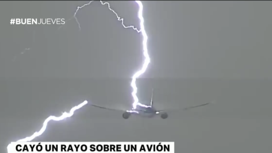 Video: un rayó alcanzó a un avión