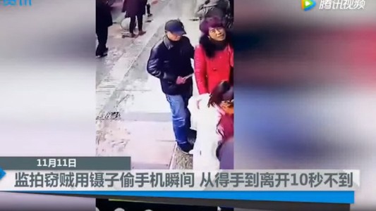 Este ladrón roba celulares en la calle usando un par de pinzas