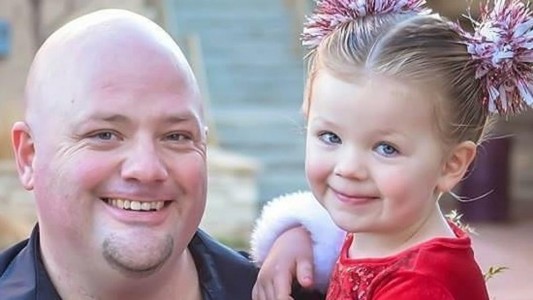 Ternura en las redes: este padre soltero fue a clases de peluquería para poder peinar a su hija