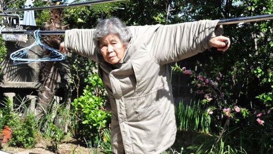 La historia de la abuela japonesa que se volvió viral por sus fotos locas