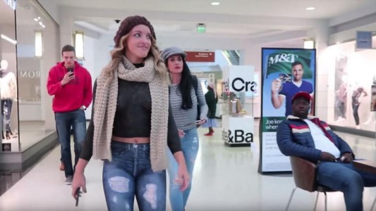 Video: así fue la reacción de la gente al ver a una modelo con desnuda y con body paint caminando por un shopping