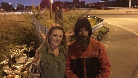 Logró recaudar más de 290 mil dólares para un indigente que la ayudó en la calle