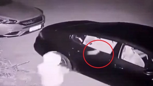 Karma: duro golpe para un ladrón al intentar romper la ventana de un auto con un ladrillo