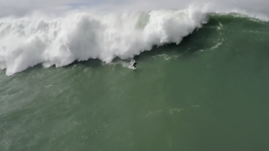 Video: un drone graba el complicado rescate de dos surfistas atrapados en olas de más de 20 metros