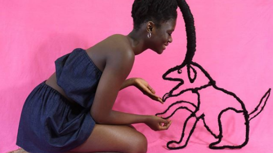 Crea esculturas con su propio pelo y la rompe en Instagram