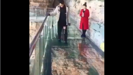 La broma más cruel: un puente colgante de cristal se rompe bajo los pies de un turista