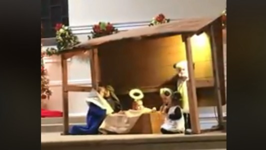 #EsViral: La nena-ovejita que descontrola el acto de fin año de una escuela católica