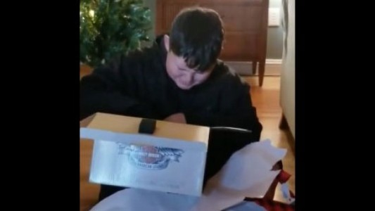 La emoción de un nene al enterarse de que va a tener un hermanito