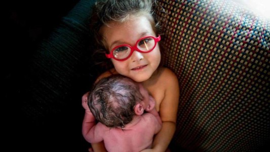 La foto de la nena de 3 años que ayudó en el parto de su hermanito conmueve al mundo