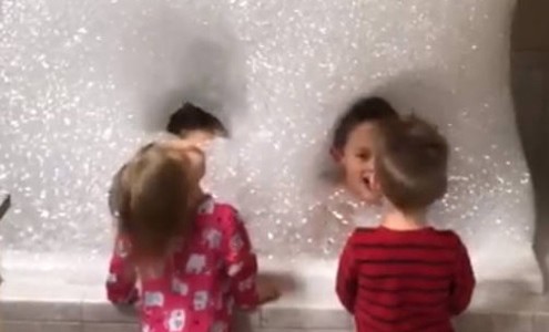 El espectacular baño de espuma con el que un padre sorprendió a sus hijos