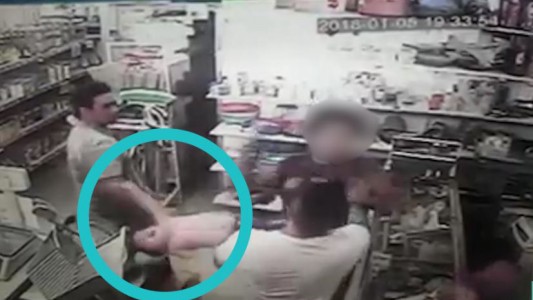 Video: golpeó a un bebé en brazos de su padre
