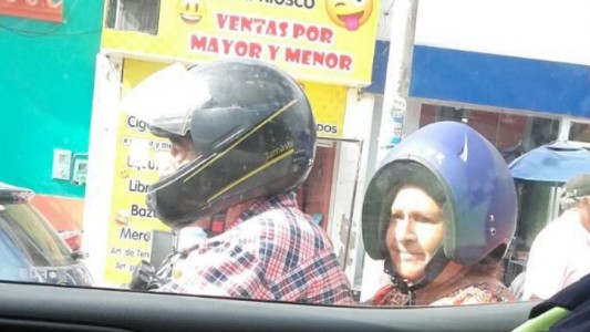 La mujer que se puso mal el casco y se convirtió en un fenómeno viral