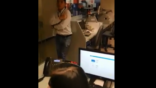 Video: empleados de un banco entran en pánico al grabar el fantasma de una nena
