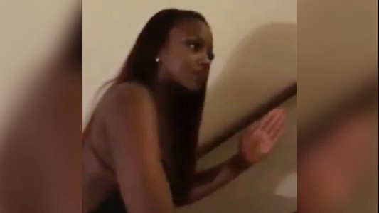 Una mujer sorprende a su novio con su amante: la chica se hace pasar por una muñeca sexual para zafar