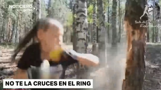 La nena que tala un árbol a los golpes