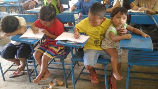 Foto viral: el nene que cuida a su pequeña hermana mientras estudia