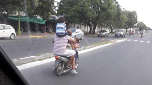 Indignación en las redes: un hombre iba en moto y llevaba a un nene sobre los hombros