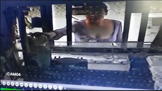 Video: una mujer le enseña a robar a una nena en un quiosco