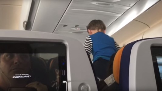 El nene pesadilla: un pasajero grabó a un chico que gritó durante ocho horas en un avión