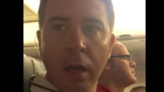 La sorpresiva reacción de un pasajero al enterarse en pleno vuelo que será papá