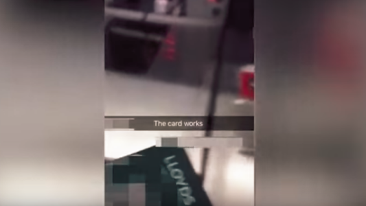 Video: encontró una tarjeta de débito en la calle y transmitió en vivo cómo gastó todo el dinero que tenía