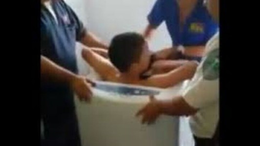 Un nene hacía un reto viral y quedó atrapado en un lavarropas