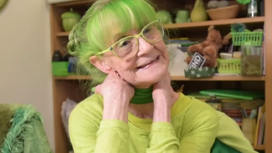 El extraño caso de la mujer que hace 20 años que sólo viste de color verde