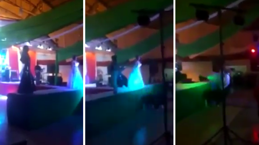 VIDEO: Era finalista de un concurso de belleza, perdió y empujó a la ganadora del escenario